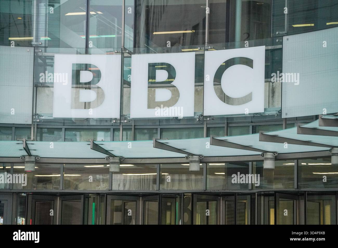 10 novembre 2025. Una visione della BBC Broadcasting House dopo le dimissioni del direttore generale della BBC Tim DAVIE credito: amer ghazzal/Alamy Live News Foto Stock