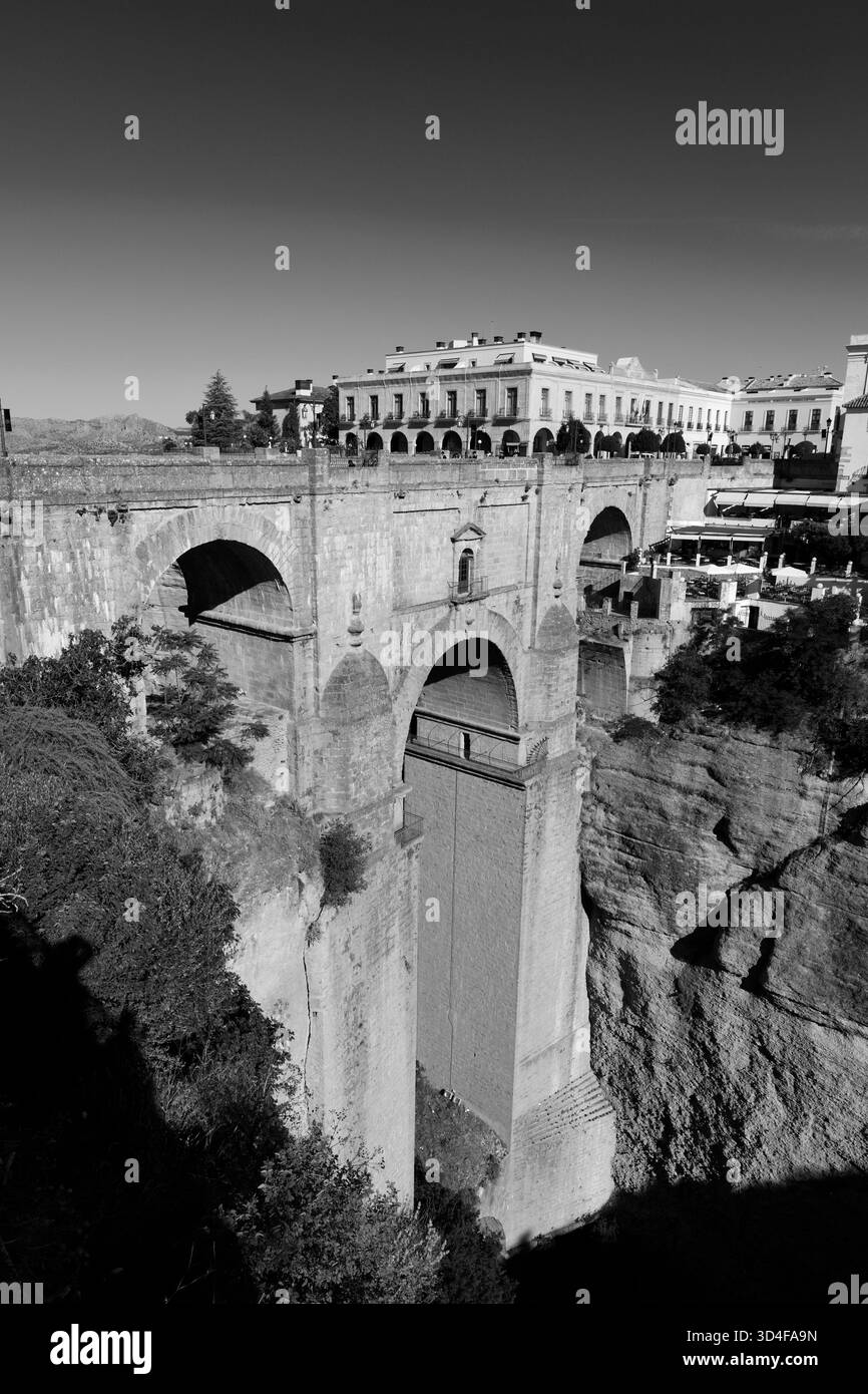 Vista estiva del Puente Nuevo o Ponte nuovo, che attraversa la gola di El Tajo, la città di Ronda, l'Andalusia, Spagna Foto Stock