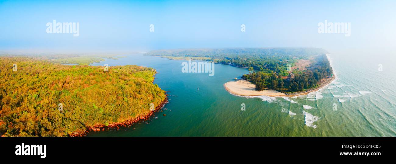 Vista panoramica aerea della spiaggia di Querim e del fiume Terekhol. Arambol Beach - una spiaggia pubblica si trova a Goa Nord, in India. Foto Stock