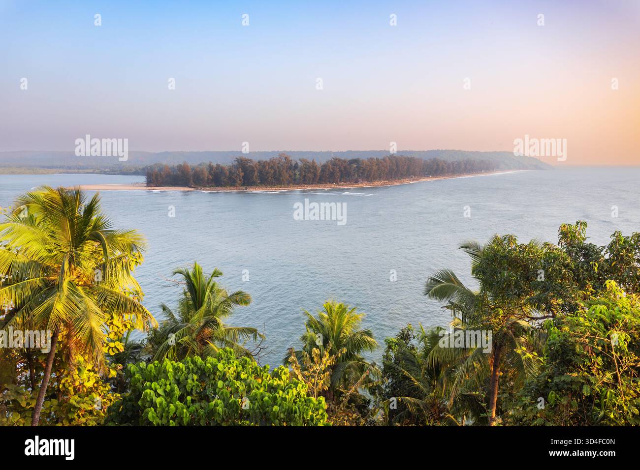 Vista panoramica aerea del fiume Terekhol e della spiaggia di Querim dal forte Tiracol. Querim Beach si trova nel nord di Goa in India. Foto Stock