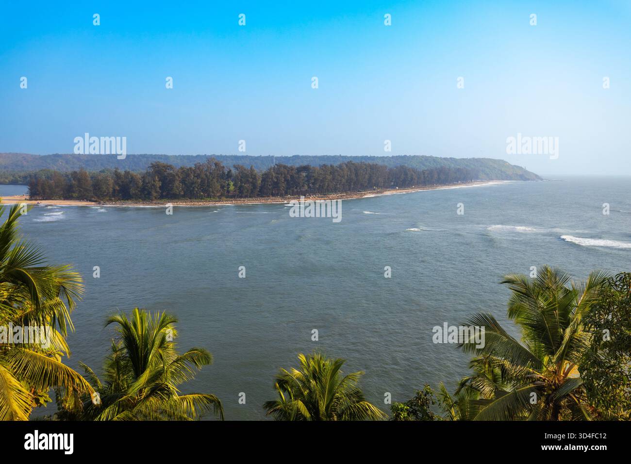 Vista panoramica aerea del fiume Terekhol e della spiaggia di Querim dal forte Tiracol. Querim Beach si trova nel nord di Goa in India. Foto Stock