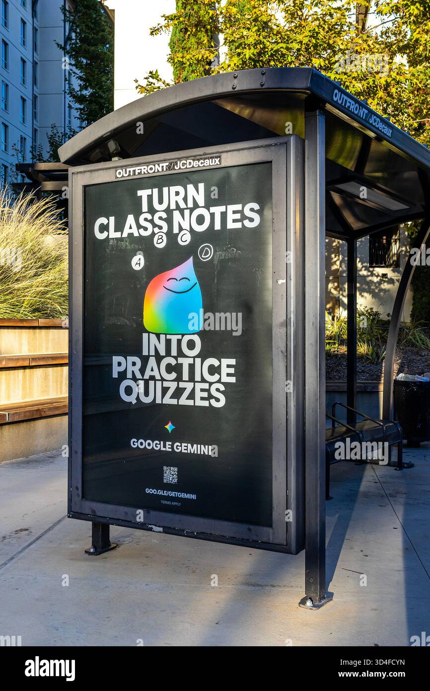 Pubblicità all'aperto per Google Gemini presso una fermata dell'autobus vicino a UCLA, promuovendo la capacità dello strumento di intelligenza artificiale di aiutare con lo studio trasformando le note in quiz Foto Stock