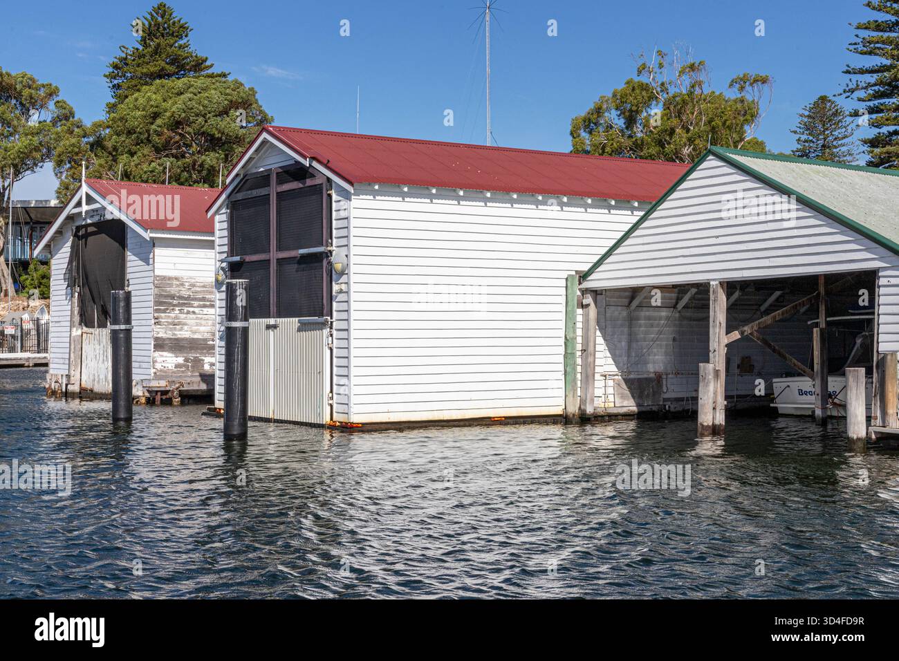 Freshwater Bay Boatsheds vicino al Royal Freshwater Bay Yacht Club accanto al fiume Swan vicino alla città di Perth, Australia Occidentale, WA, Australi Foto Stock