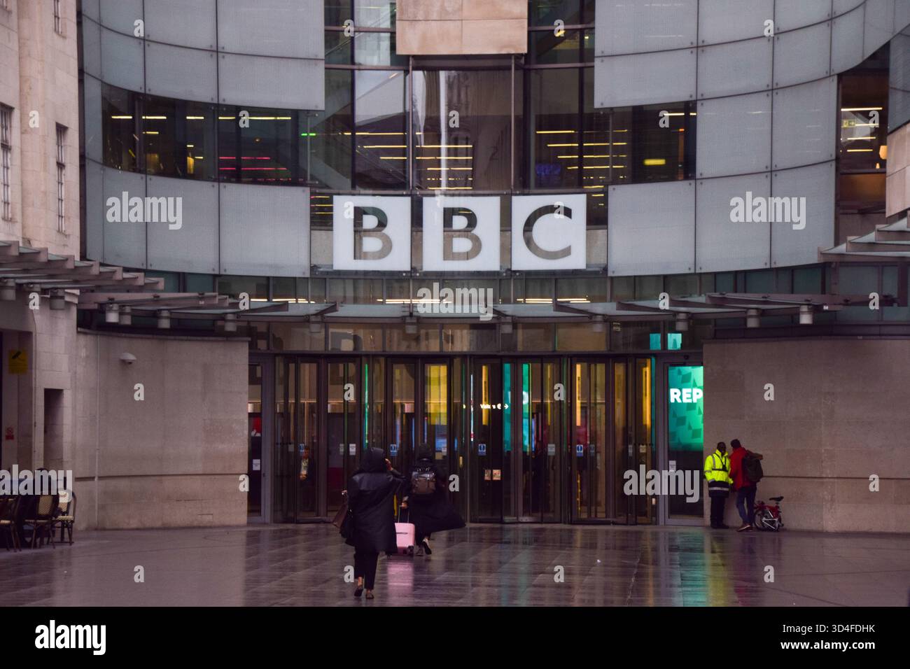 Londra, Regno Unito. 10 novembre 2025. Visione generale di Broadcasting House, la sede della BBC nel centro di Londra, come il direttore generale della BBC Tim DAVIE e l'amministratore delegato della BBC Deborah Turness si dimettono a seguito delle accuse di pregiudizio e della controversia riguardante la modifica del discorso di Trump prima dei disordini del Campidoglio il 6 gennaio 2021 in un documentario della BBC Panorama. Crediti: Vuk Valcic/Alamy Live News Foto Stock