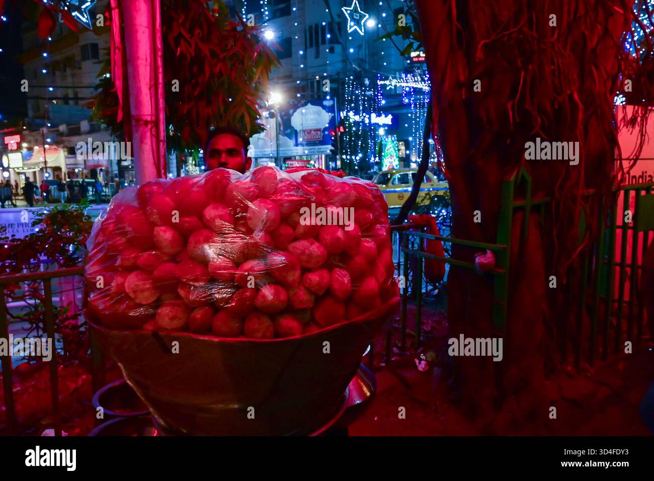 Kolkata, Bengala Occidentale, India - 24.12.2023 : Fuchka, phuchka, puchka, gol gappa o gol gappe è uno Street food. Una palla cava fritta croccante, ripiena di Foto Stock