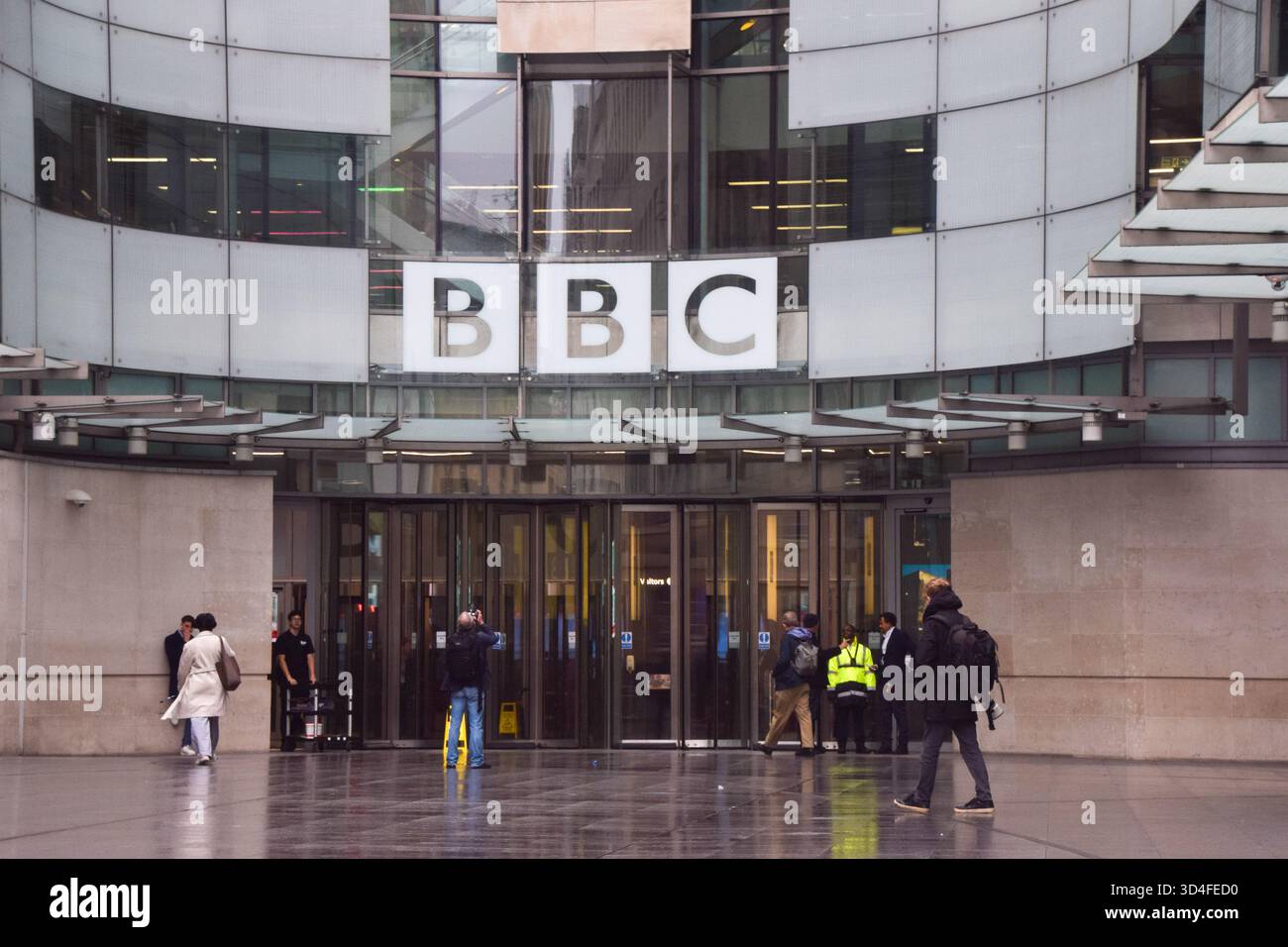 Londra, Regno Unito. 10 novembre 2025. Visione generale di Broadcasting House, la sede della BBC nel centro di Londra, come il direttore generale della BBC Tim DAVIE e l'amministratore delegato della BBC Deborah Turness si dimettono a seguito delle accuse di pregiudizio e della controversia riguardante la modifica del discorso di Trump prima dei disordini del Campidoglio il 6 gennaio 2021 in un documentario della BBC Panorama. Crediti: Vuk Valcic/Alamy Live News Foto Stock