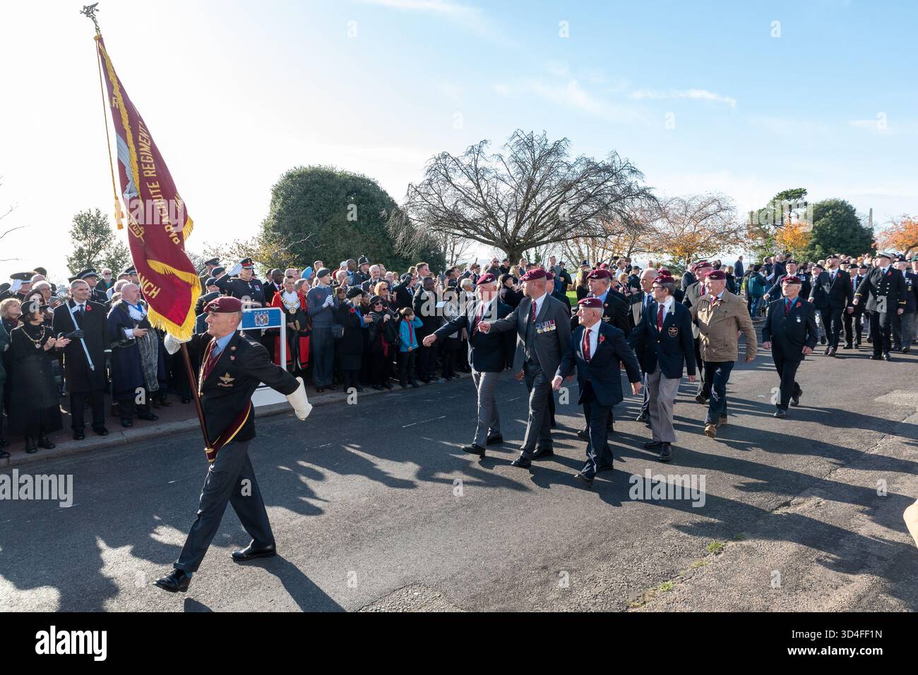 Veterani del reggimento di paracadutisti che prendono il saluto marciando davanti a dignitari dopo il servizio domenicale della memoria al Southend War Memorial Foto Stock