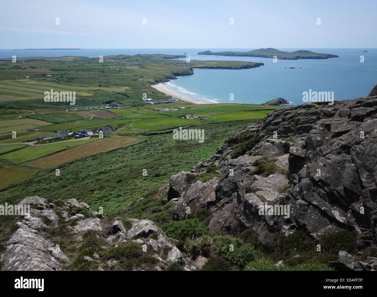 Vista di Whitesands Beach e di Ramsey Island da Carn Llidi, vicino a St Davids, Pembrokeshire, Galles. Foto Stock