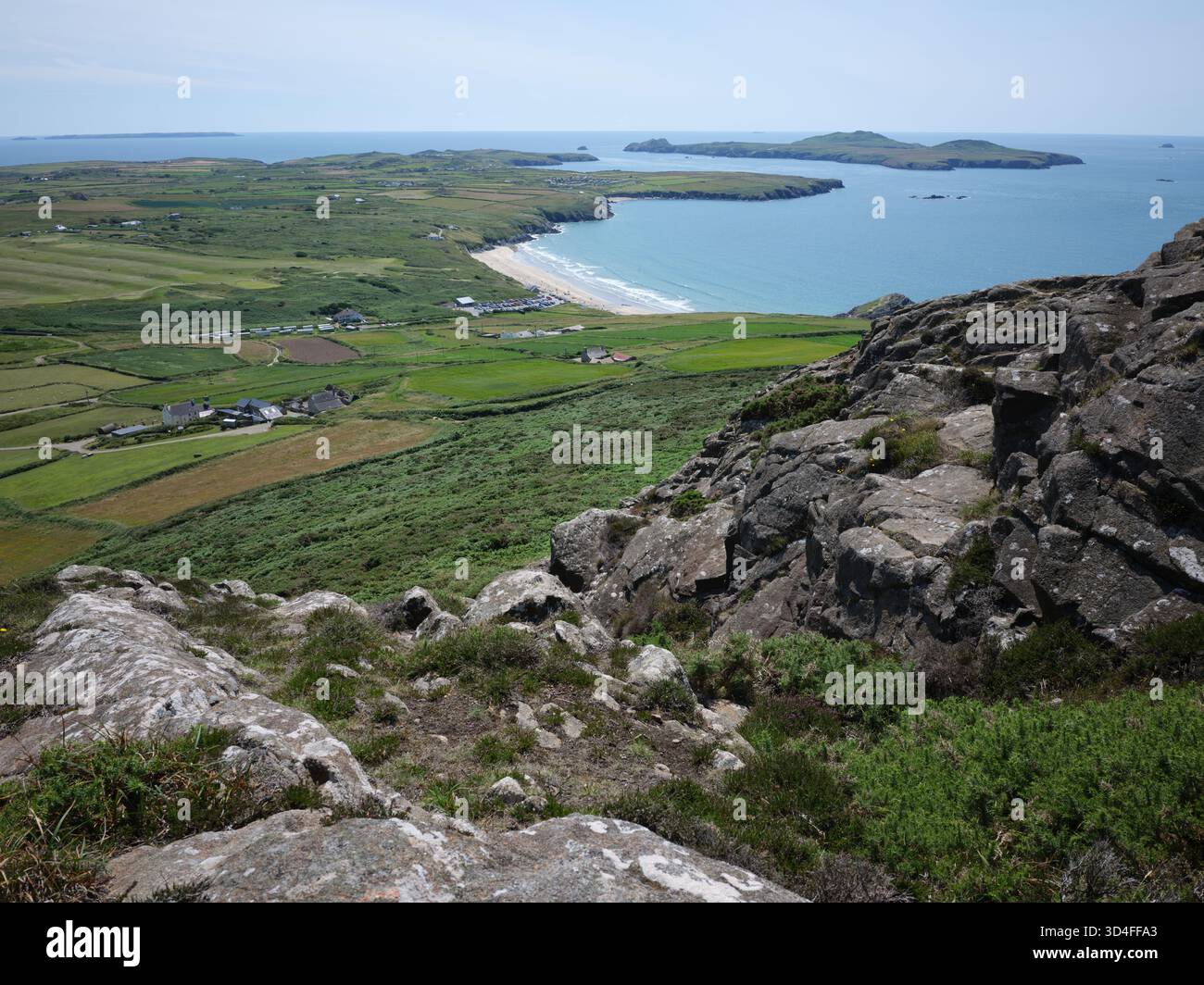 Vista di Whitesands Beach e di Ramsey Island da Carn Llidi, vicino a St Davids, Pembrokeshire, Galles. Foto Stock