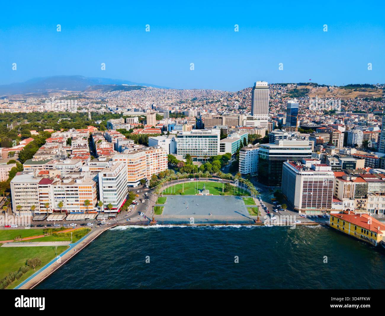 Vista panoramica aerea di piazza Cumhuriyet a Smirne. Piazza Cumhuriyet, che significa Piazza della Repubblica, è una delle principali piazze urbane della città di Smirne in Turchia. Foto Stock