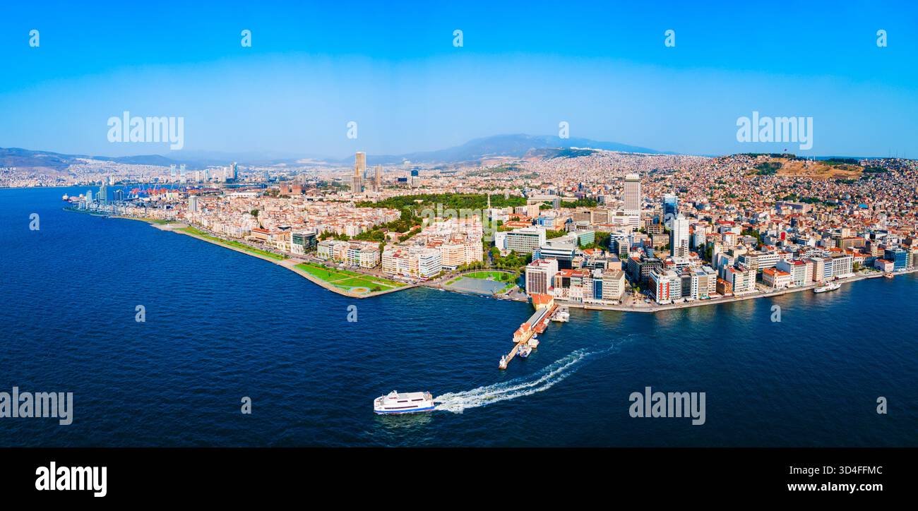 Vista panoramica aerea di piazza Cumhuriyet a Smirne. Piazza Cumhuriyet, che significa Piazza della Repubblica, è una delle principali piazze urbane della città di Smirne in Turchia. Foto Stock