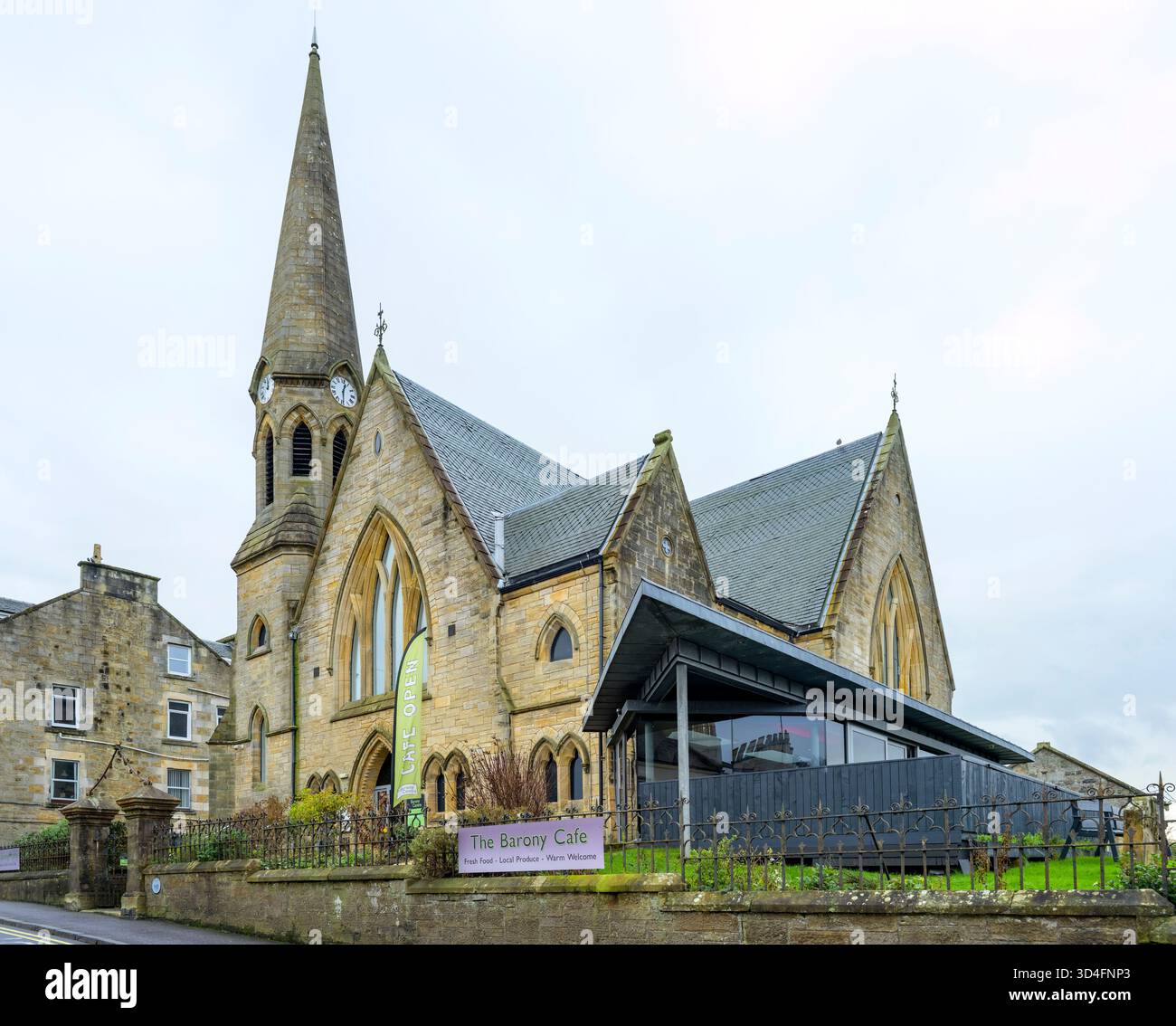 Il Barony Centre and Cafe si trova in una chiesa convertita, Main Street, West Kilbride Craft Town, North Ayrshire, Scozia, Regno Unito Foto Stock