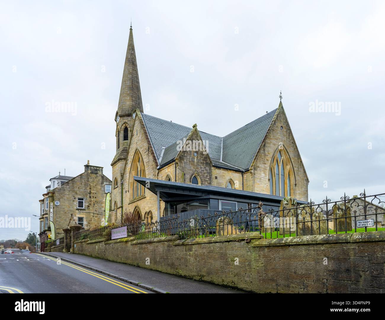 Il Barony Centre and Cafe si trova in una chiesa convertita, Main Street, West Kilbride Craft Town, North Ayrshire, Scozia, Regno Unito Foto Stock