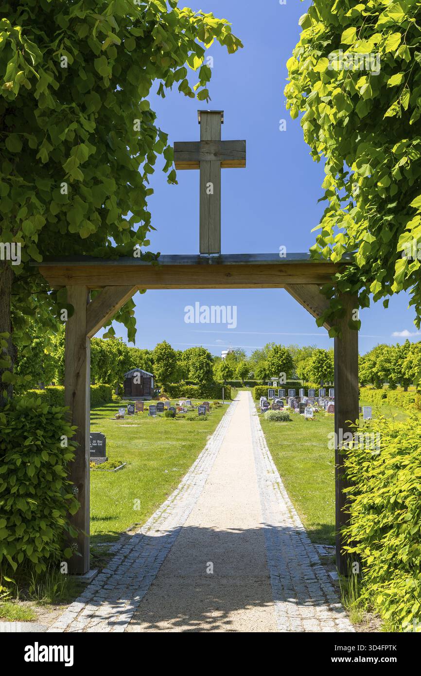 Ingresso al cimitero di Herrnhut con portale e croce in legno, alta Lusazia, Sassonia, Germania Foto Stock