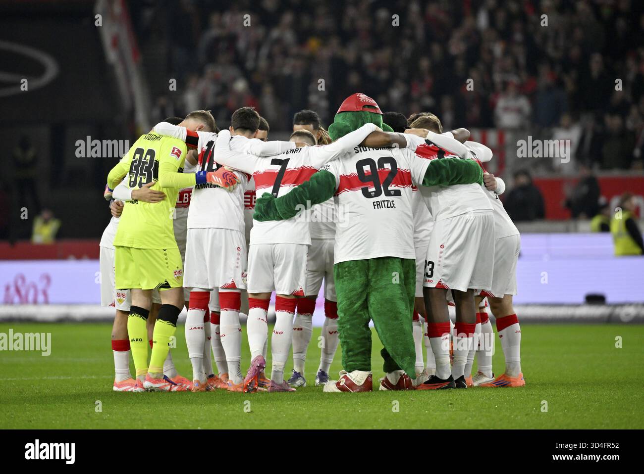 Team building, squadra VfB Stuttgart con la mascotte Fritzle VfB Stuttgart di fronte all'inizio del gioco MHPArena, MHP Arena Stuttgart, Baden-Wuerttember Foto Stock