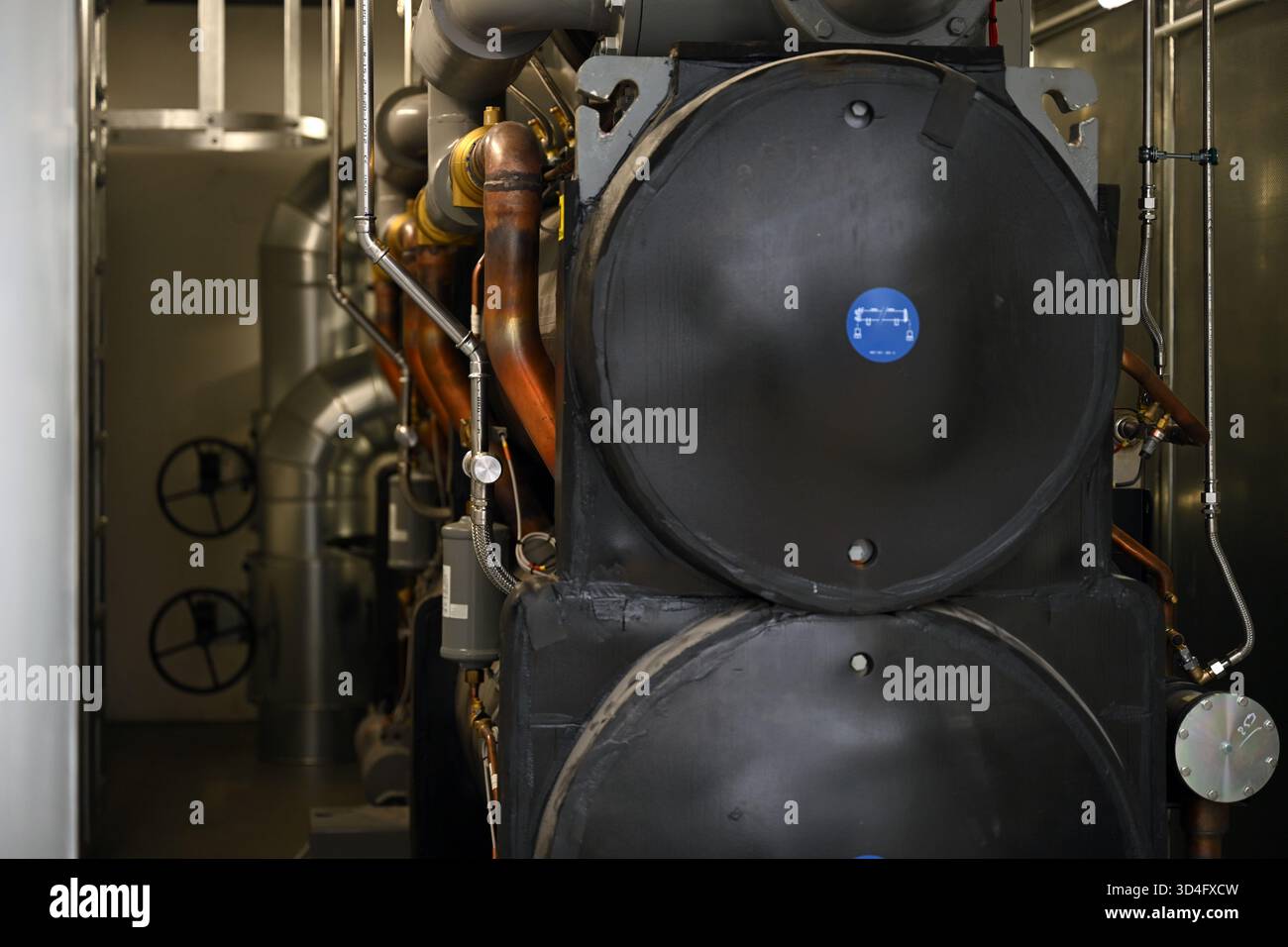 Potsdam, Germania. 10 novembre 2025. Una pompa di calore del progetto geotermico EWP. Crediti: Lilli Förter/dpa/Alamy Live News Foto Stock