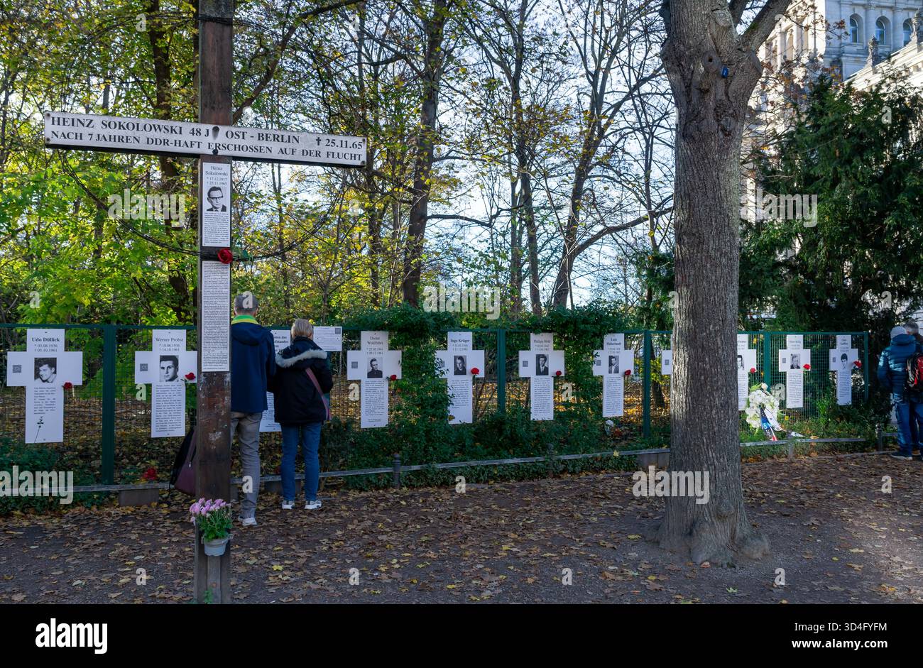 Memoriale "Weiße Kreuze" a Berlin Mitte dedicato ai cittadini della Germania dell'Est che sono stati uccisi mentre cercavano di fuggire attraverso il muro di Berlino. Croci bianche. Foto Stock