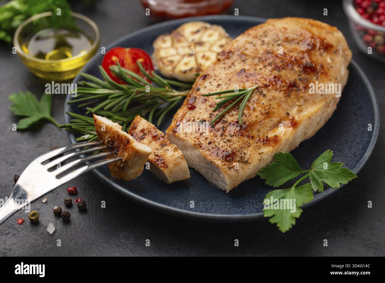 Cibo, delizioso petto di pollo alla griglia su piatto scuro, concentrazione selettiva Foto Stock