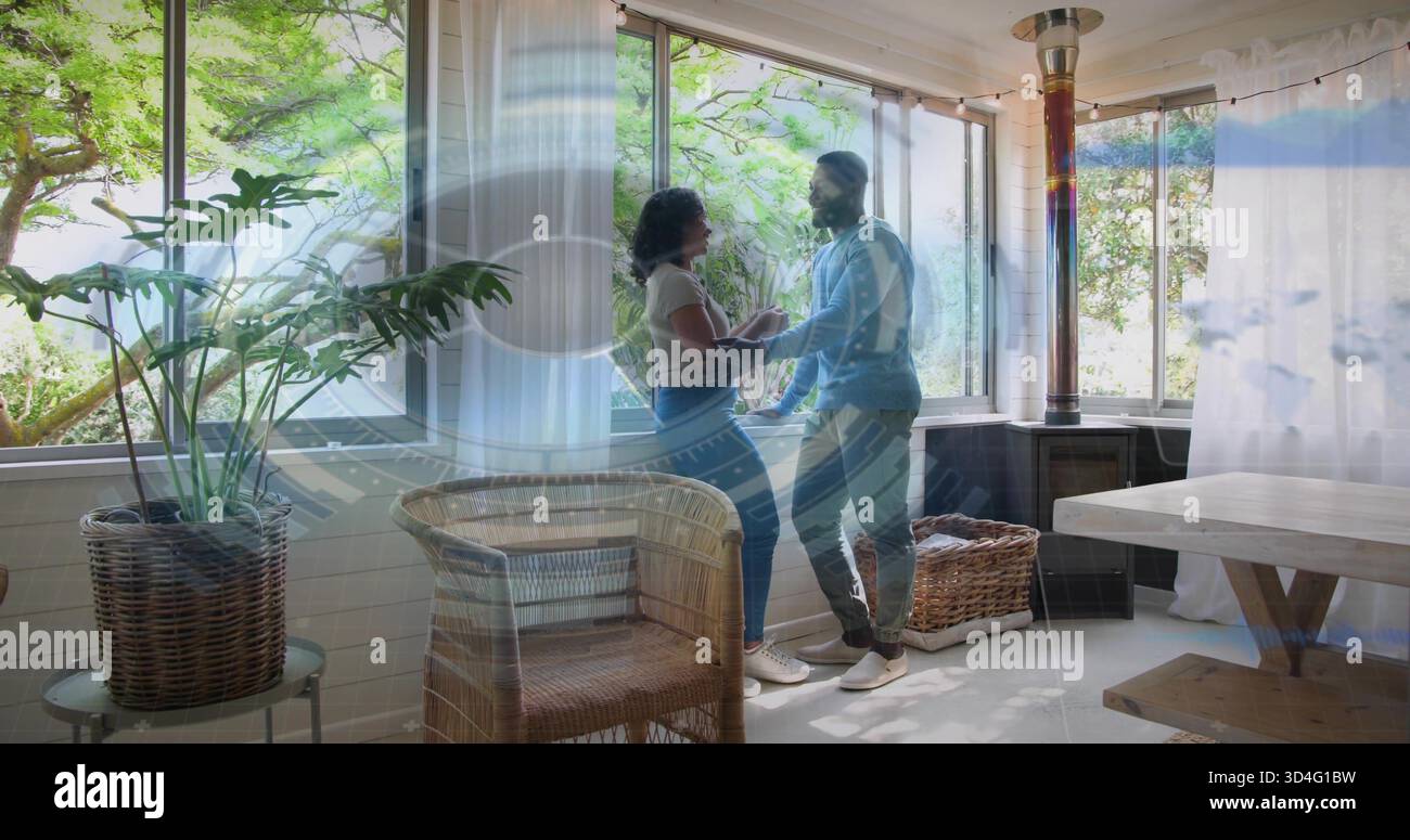 Tenendosi per mano uomo con cappuccio blu, donna in alto bianco in piedi sulla sporgenza della stanza del sole, con HUD Foto Stock