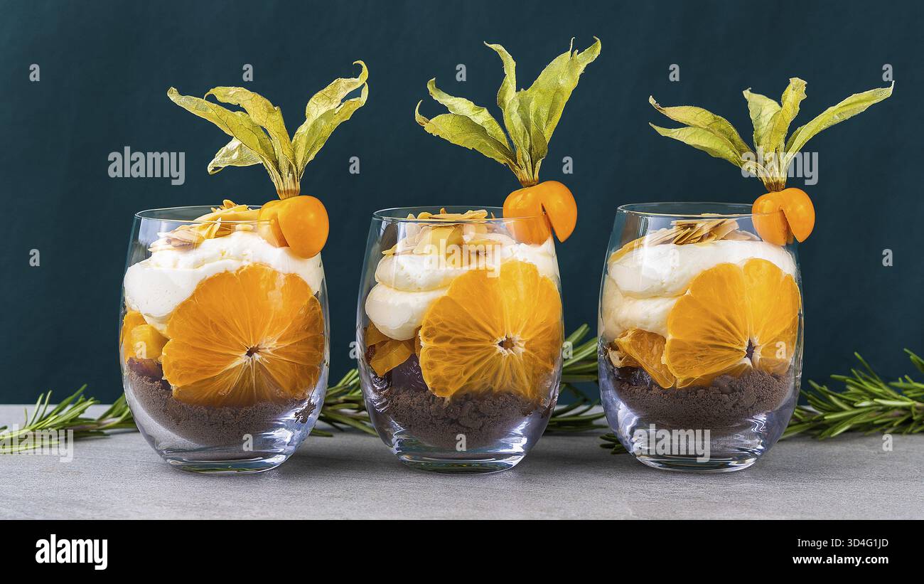 Il cibo è il migliore in un bicchiere di crema squisita e decorato con filis. Ottimo dolce dessert Foto Stock