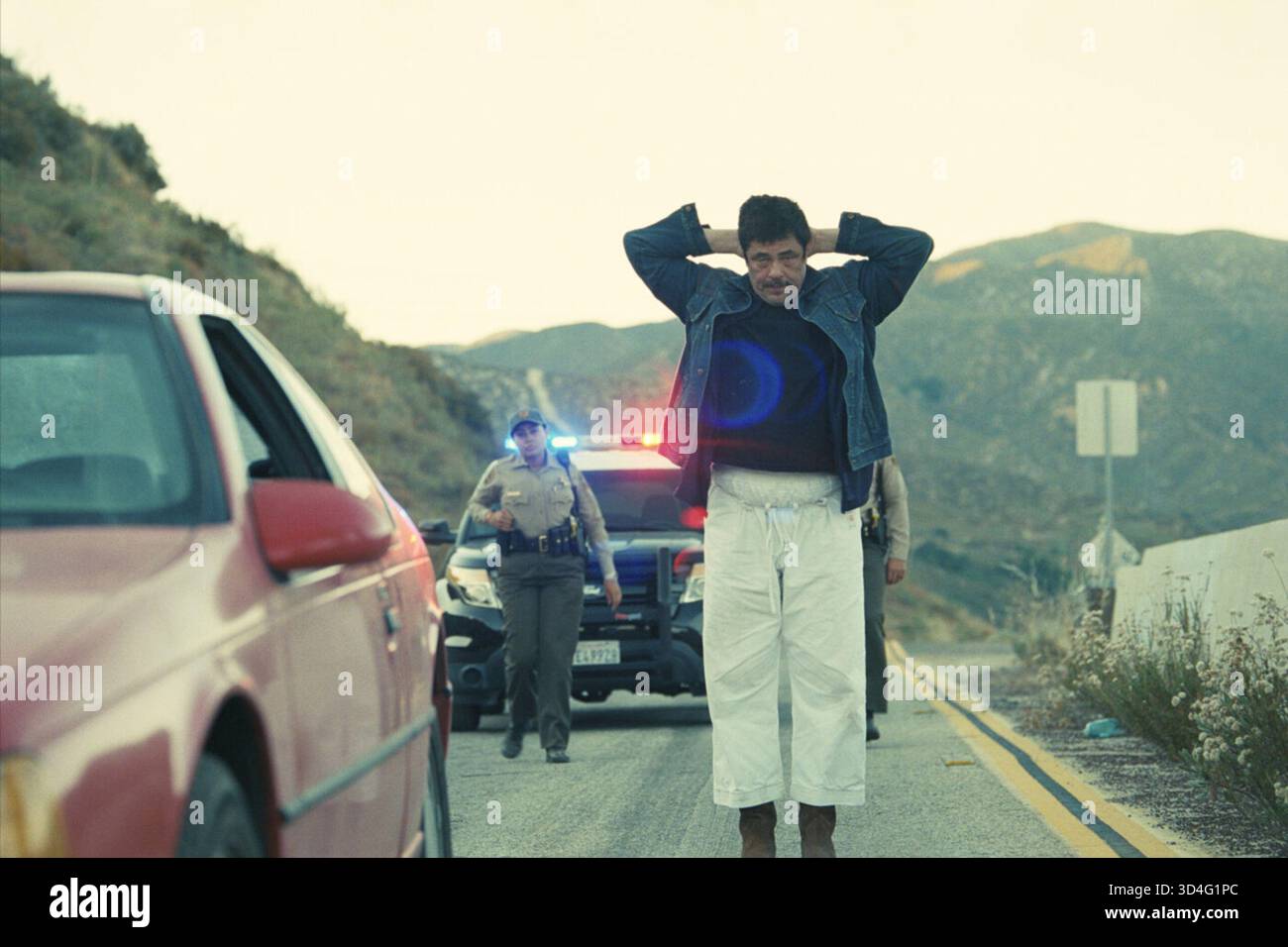 One Battle After Another è un film del 2025 co-prodotto, scritto e diretto da Paul Thomas Anderson, ispirato al romanzo del 1990 Vineland di Thomas Pynchon. È interpretato da Leonardo DiCaprio, Sean Penn, Benicio del Toro, Regina Hall, Teyana Taylor, e Chase Infiniti, e segue un ex-rivoluzionario che viene costretto a tornare nel suo precedente stile di vita combattivo quando lui e sua figlia vengono perseguiti da un ufficiale militare corrotto. Foto Stock