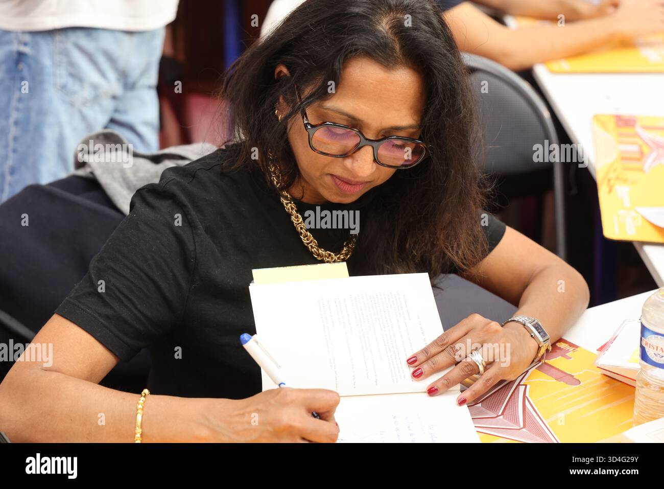 Nathacha Appanah, romanziere, "Prix Femina" 2025, "Prix Goncourt des lycéens" 2025", alla Fiera del Libro di Brive. Francia Foto Stock