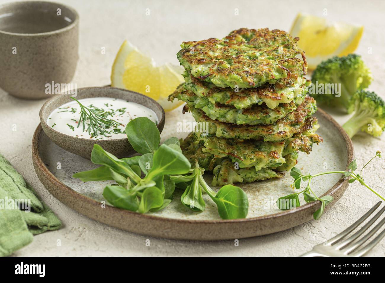 Cibo, broccoli e zucchine fritte, sano pasto vegan Foto Stock