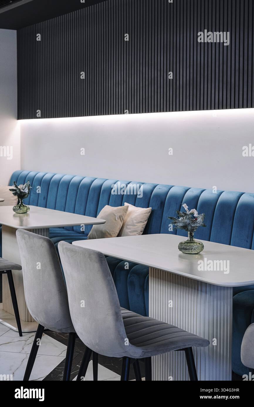 Cibo, ristorante elegante con panchine di velluto e arredamento contemporaneo Foto Stock