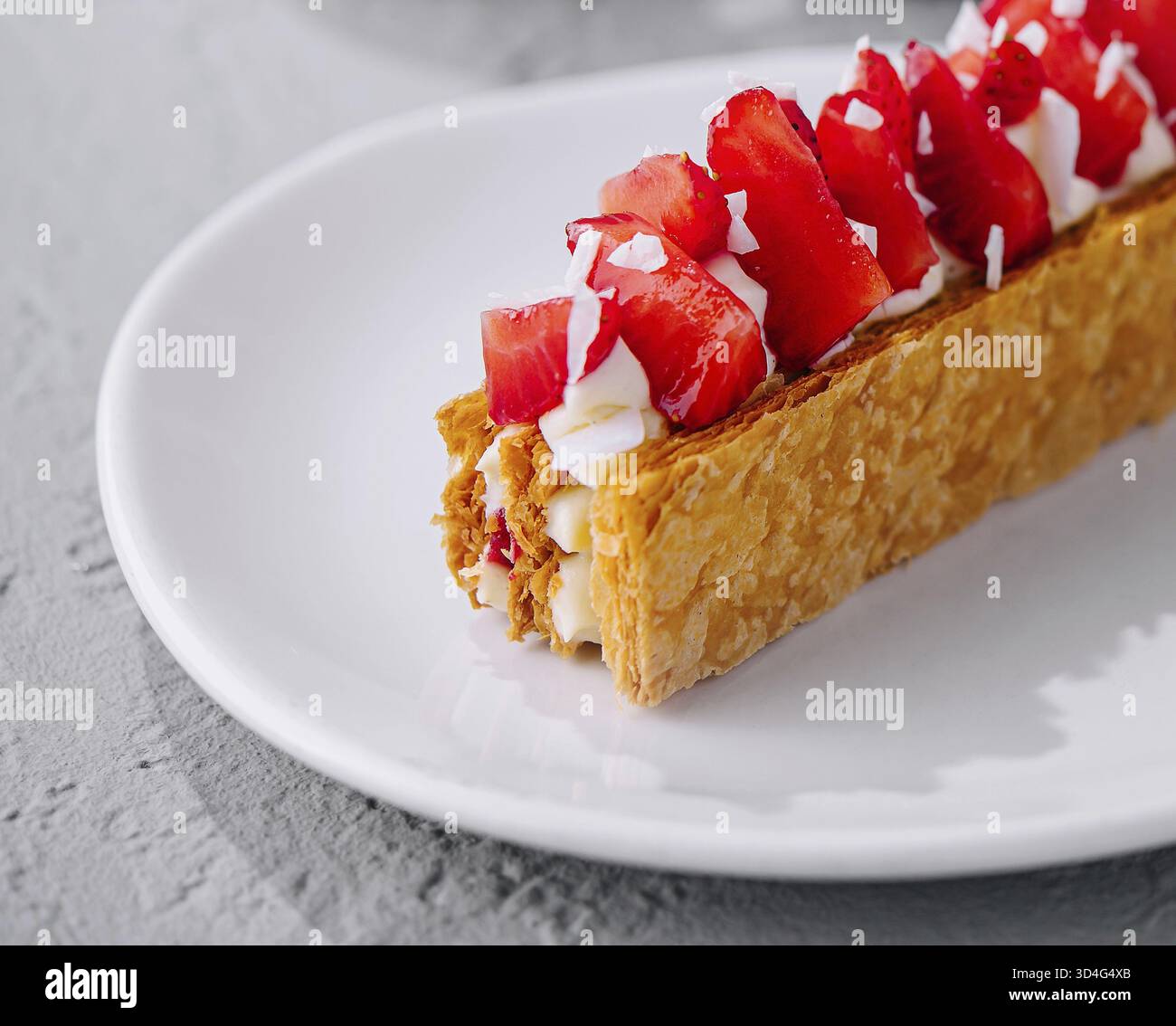 Cibo, torta dolce con fragole sul piatto Foto Stock