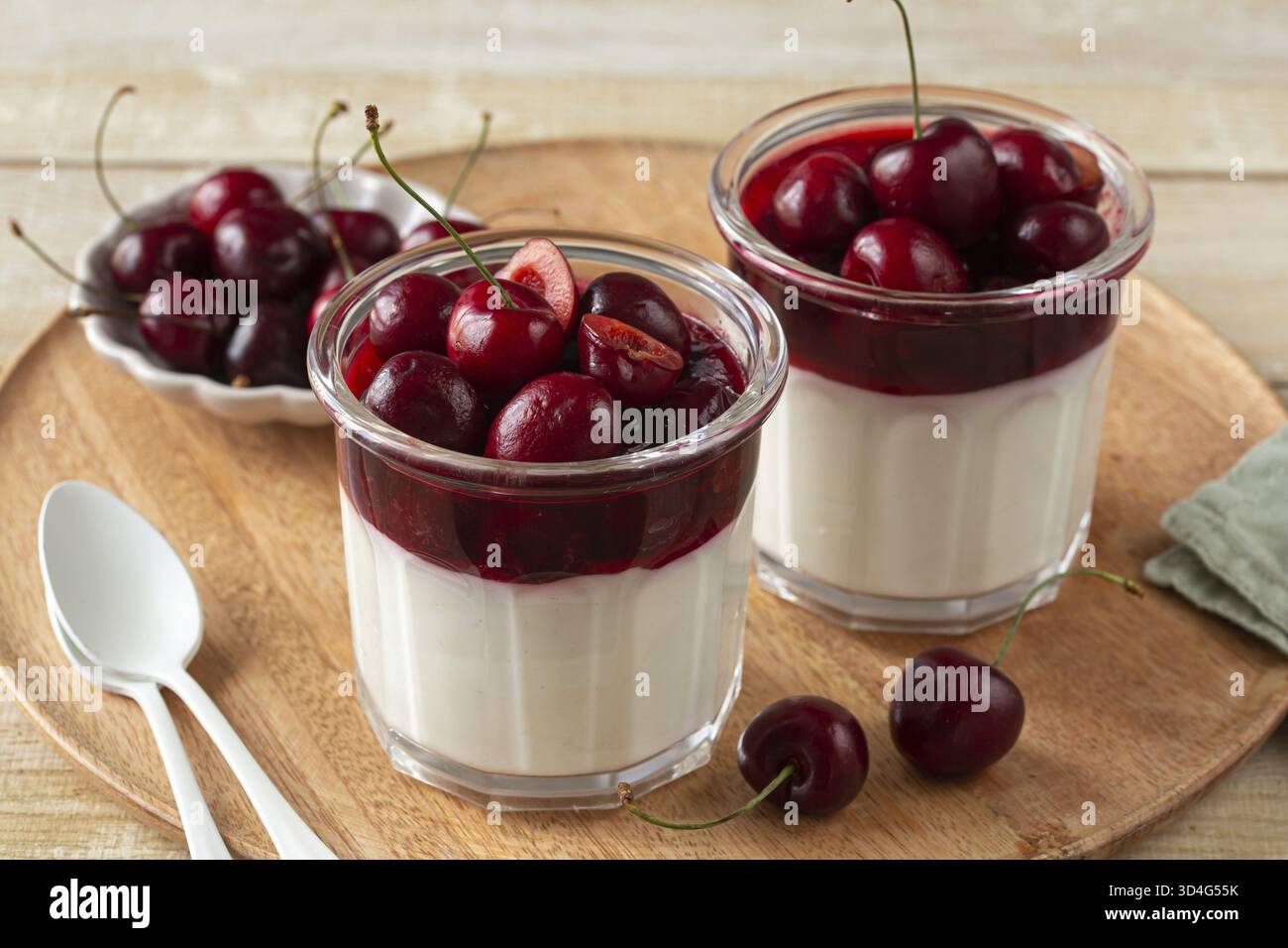 Cibo, mousse di gelatina dolce in vetro, focalizzazione selettiva Foto Stock