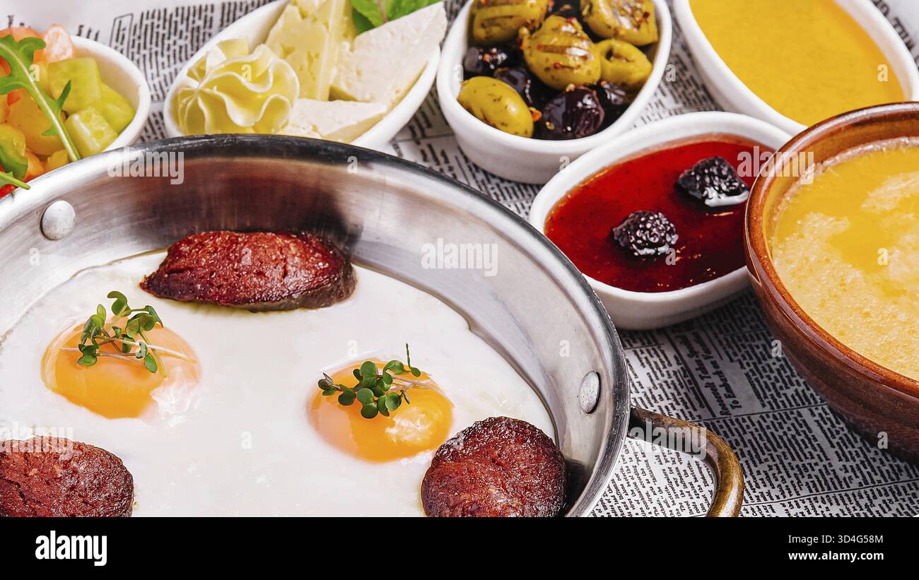 Cibo, colazione inglese completa isolata su bianco Foto Stock