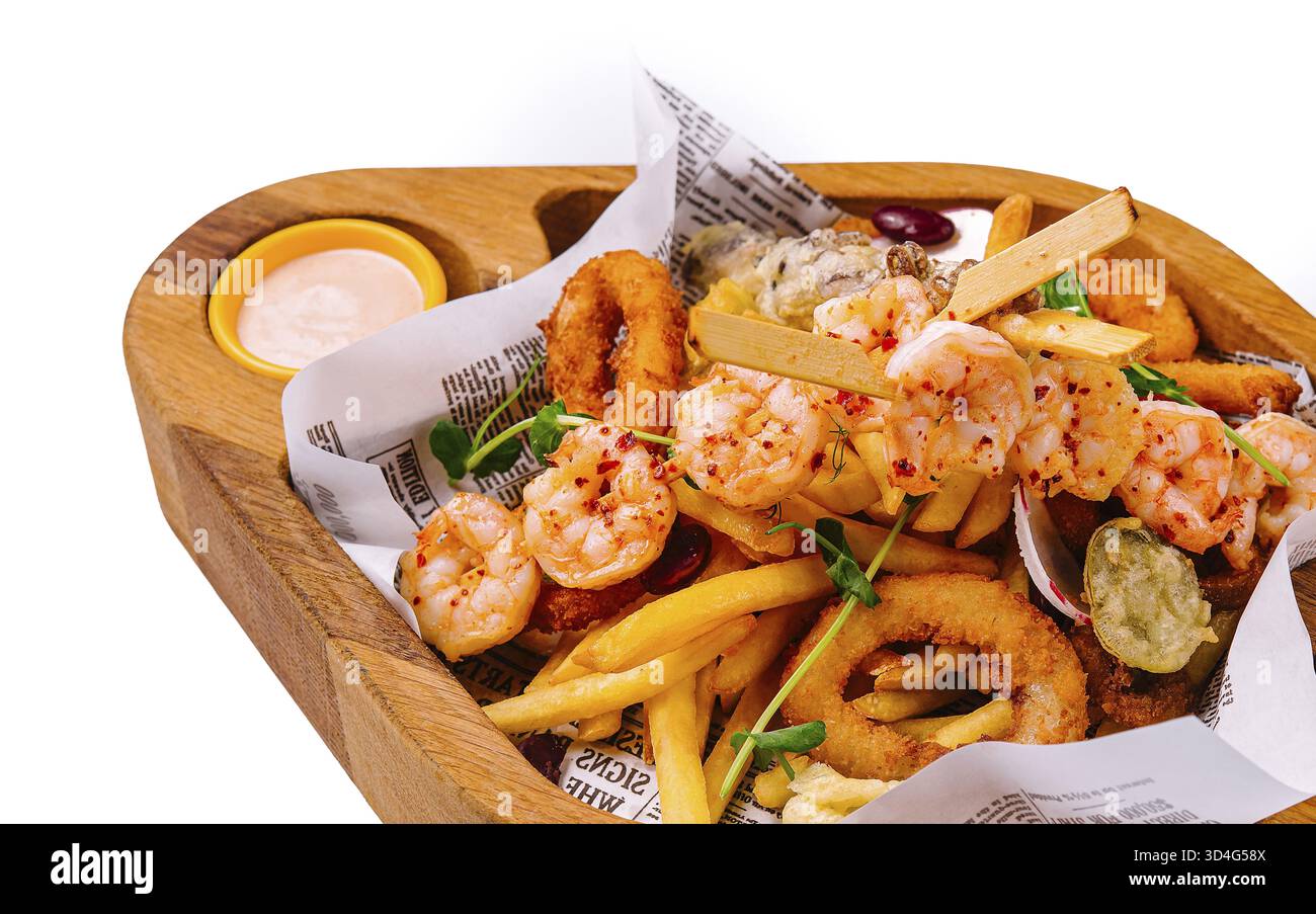 Cibo, piatto di pesce fritto su vassoio di legno Foto Stock