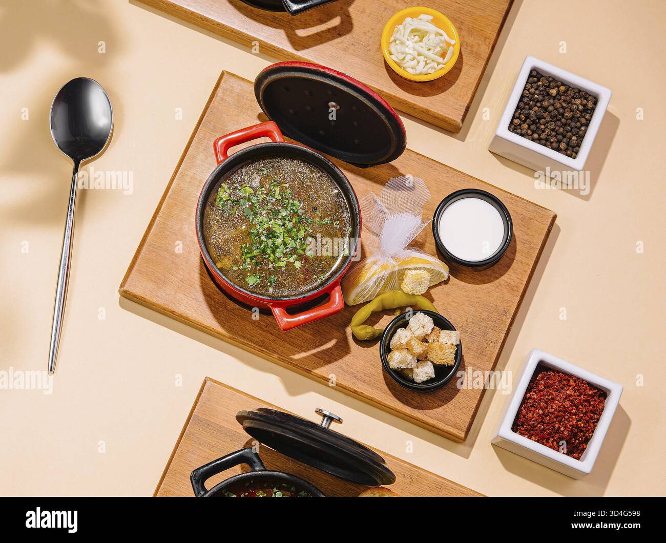 Vista dall'alto cibo, zuppa di pollo su vassoio di legno Foto Stock