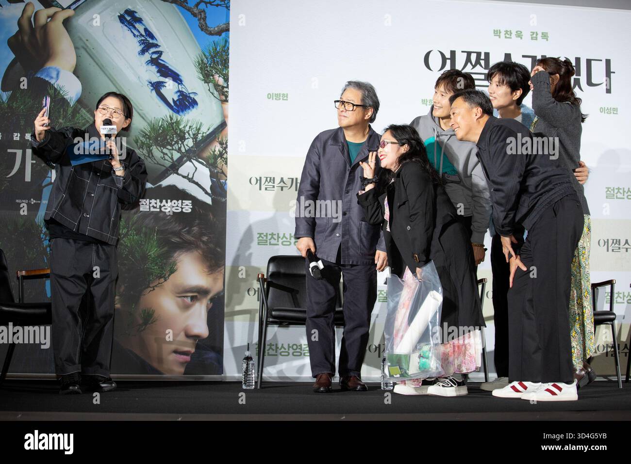 Kim Shin-Young, Park Chan-Wook, Lee Byung-Hun, Park Hee-Soon, Yum Hye-Ran e Lee Sung-min, 8 novembre 2025: A Comedian e MC Kim Shin-Young (far L) scatta foto del regista Park Chan-Wook e del cast di Lee Byung-Hun, Park Hee-Soon e Yum Hye-Ran-Ran con Lee Sung-R in prima fila, durante la seconda fila, durante la seconda fila, durante la seconda fila, un film a Seul-R-R-Mrow per i fan della seconda fila (Seul). Crediti: Lee Jae-won/AFLO/Alamy Live News Foto Stock