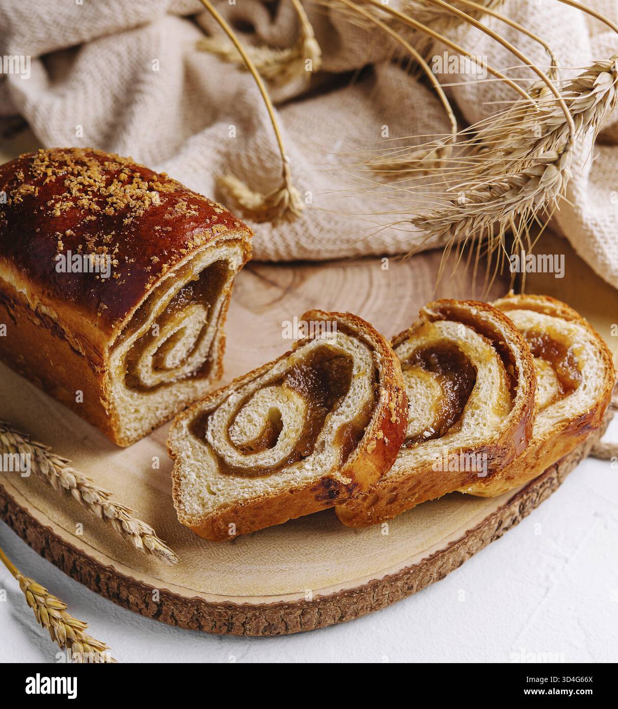 Cibo, panino dolce ripieno con marmellata di mele Foto Stock