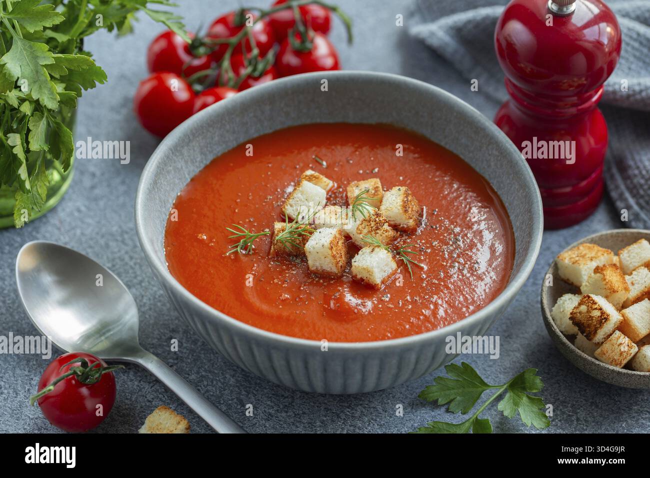 Cibo, deliziosa zuppa di pomodoro in ciotola, sano pasto vegano Foto Stock