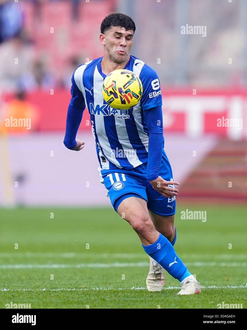 Girona, Spagna. 8 novembre 2025. Carles Alena del Deportivo Alaves durante la partita della Liga 2025-2026, data 12 tra il Girona FC e il Deportivo Alaves giocata allo Stadio Montilivi l'8 novembre 2025 a Girona, Spagna. (Foto di Sergio Ruiz/PRESSIN) credito: PRESSINPHOTO SPORTS AGENCY/Alamy Live News Foto Stock