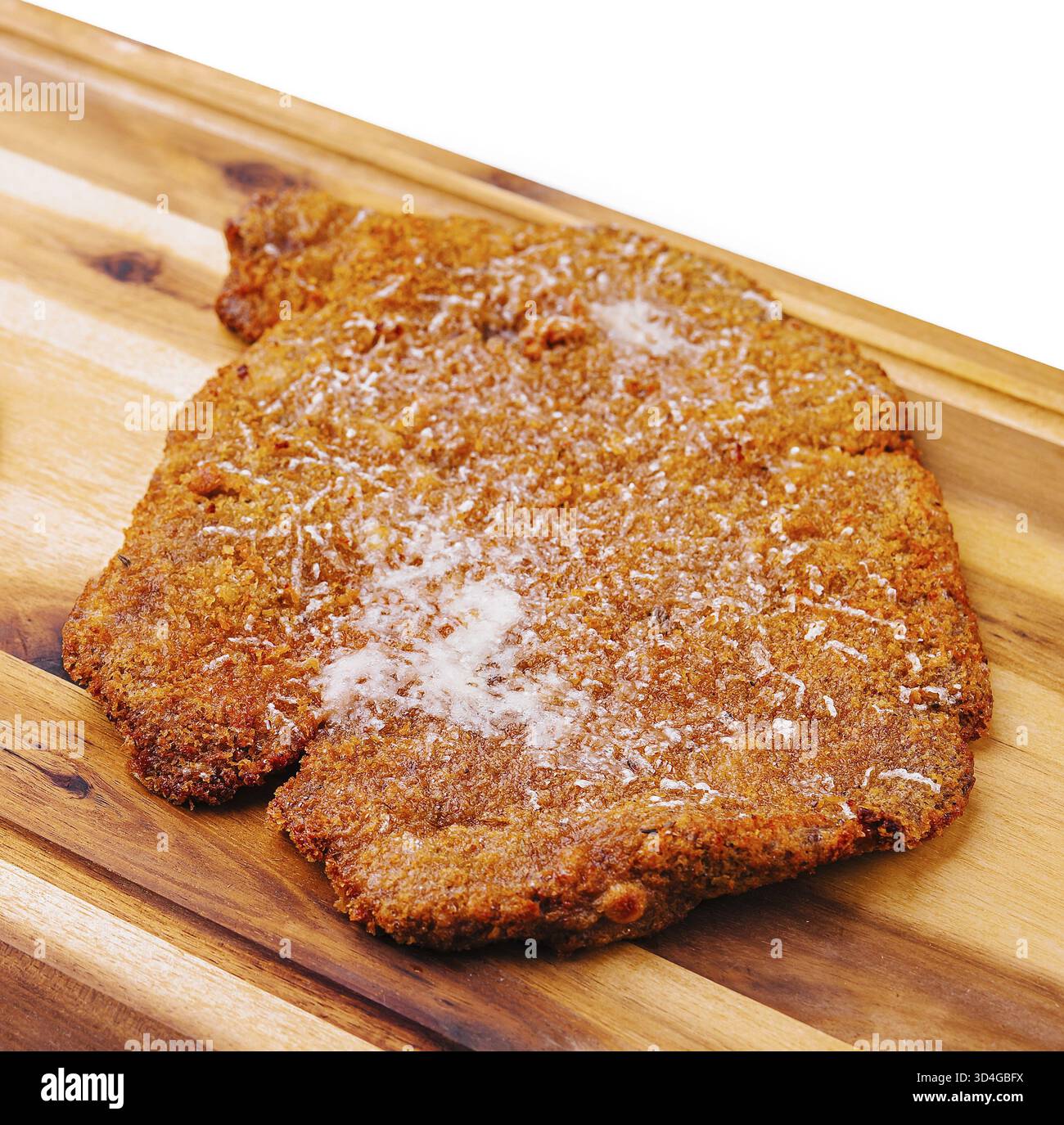 Cibo, fetta di schnitzel su vassoio di legno Foto Stock