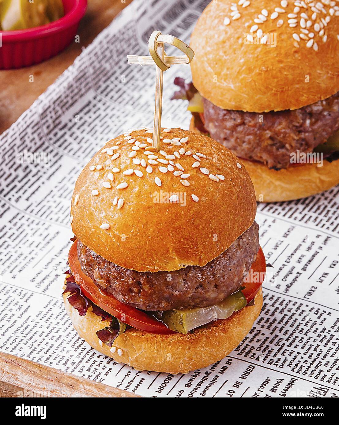 Cibo, mini hamburger con patatine fritte su vassoio di legno Foto Stock