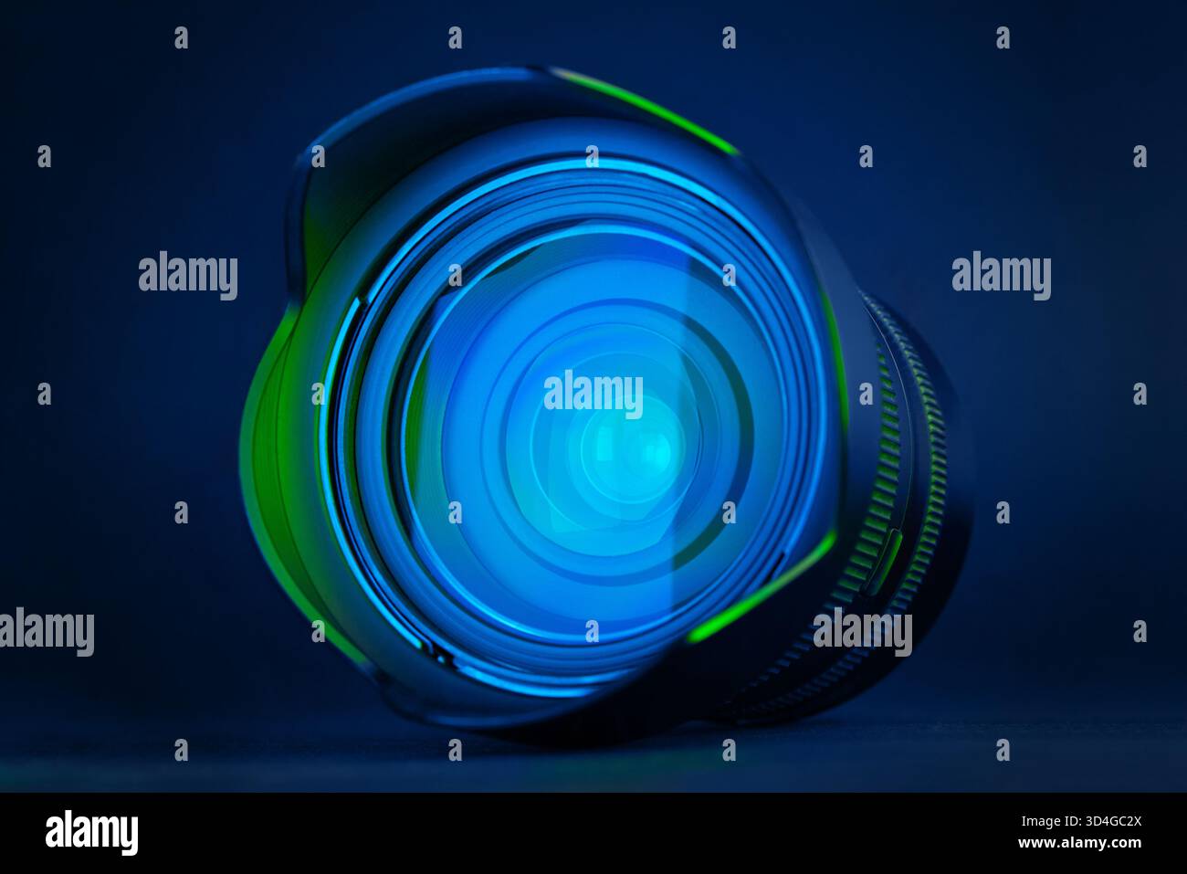 Vista frontale dell'obiettivo professionale con luce blu e verde su sfondo scuro Foto Stock