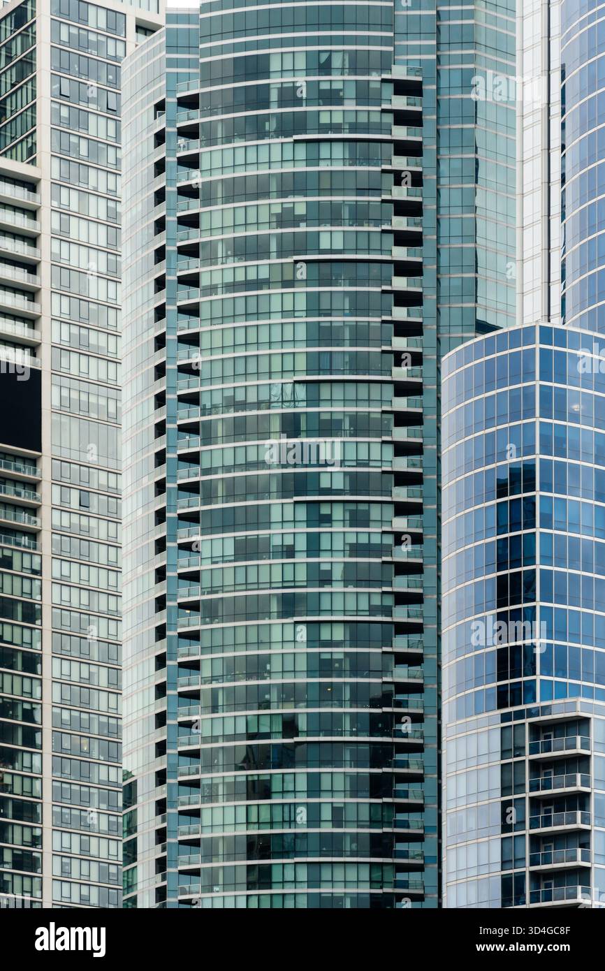 Gli edifici torreggianti mostrano design contemporaneo e innovazione architettonica nello skyline della città Foto Stock