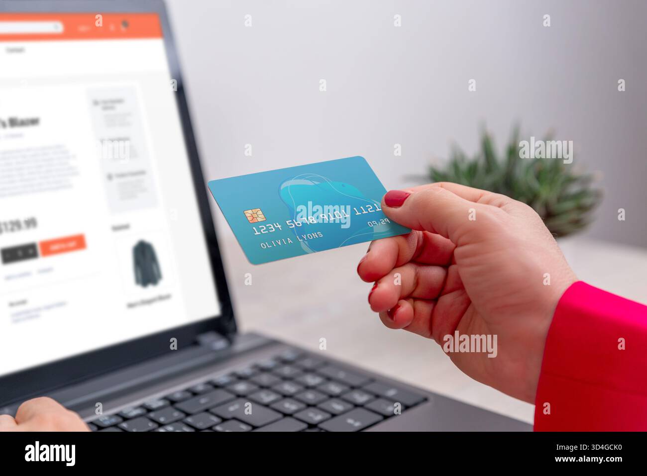 Shopping online di moda con carta di credito e laptop, acquisto sicuro di vestiti tramite il sito Web di e-commerce, moderno concetto di retail digitale Foto Stock