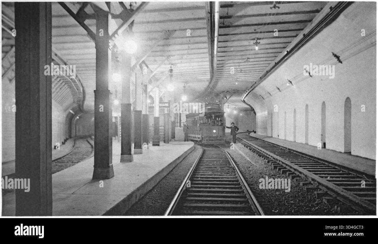 All'interno della stazione Adams Square nella metropolitana di Tremont Street, poco prima della sua apertura nel 1897. La piattaforma in direzione nord è a sinistra, con la piattaforma in direzione sud (il capolinea originale del Brattle Loop) sul retro a destra. Foto Stock