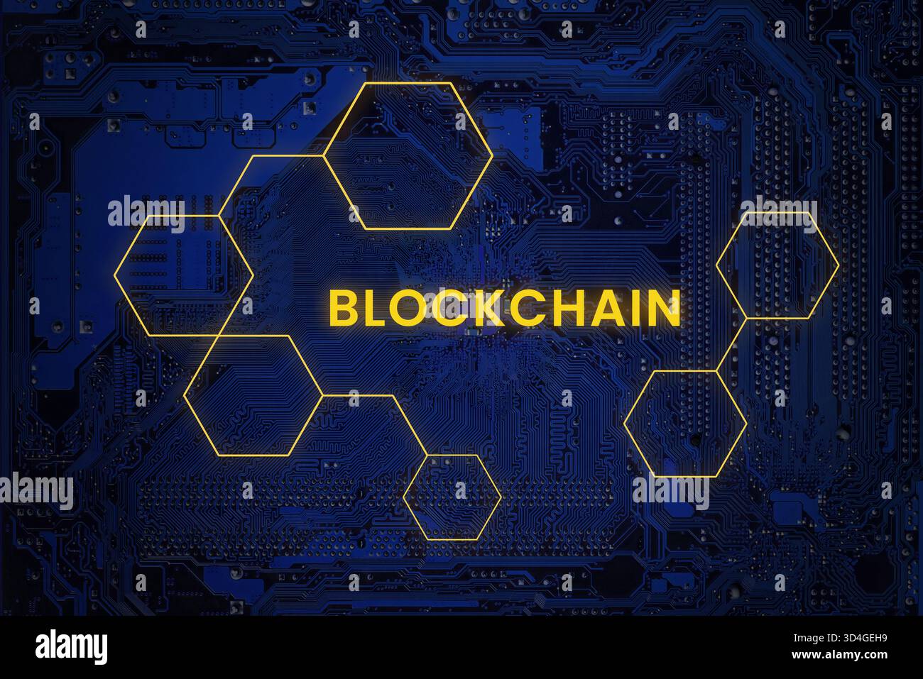Circuito stampato blu con struttura di rete blockchain esagonale brillante e testo giallo, che simboleggia la criptovaluta, la tecnologia decentrata e la sicurezza Foto Stock