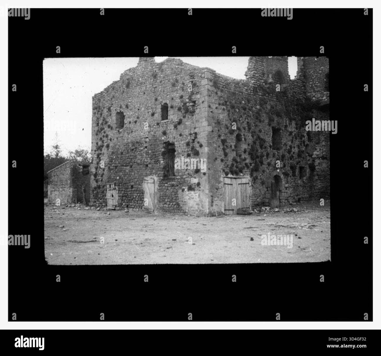 Saint Martin e Santa Creu de Tatzó in rovina. Questa immagine cattura il significato storico e il decadimento di queste strutture religiose all'inizio del XX secolo. Antoni Gallardo i Garriga (1933-09) Fons Antoni Gallardo i Garriga Foto Stock