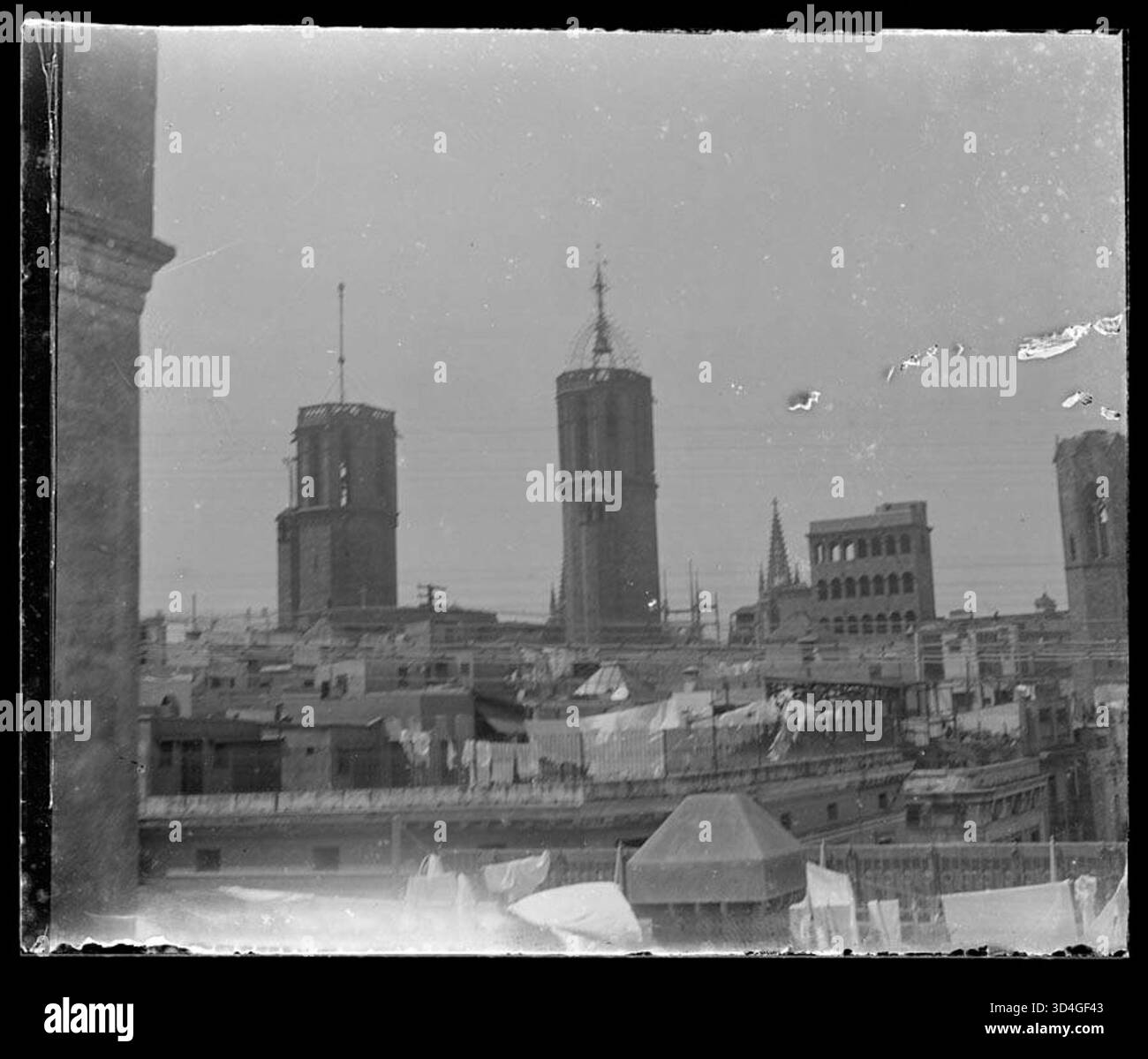 Il quartiere gotico di Barcellona da un tetto, mostra diverse torri della chiesa e vestiti che si asciugano sulle file. Questa foto è stata scattata da Antoni Bartumeus i Casanovas tra il 1897 e il 1925, evidenziando la vita urbana e l'architettura della città durante quel periodo. Foto Stock