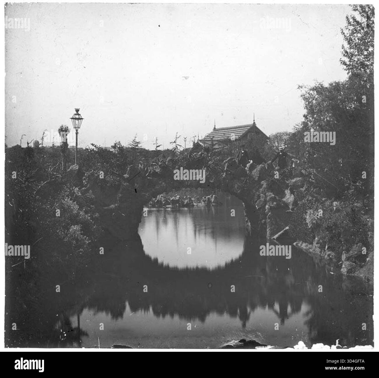 Una vista parziale del lago nel Parco della Ciutadella di Barcellona, fotografata da Màrius Aguirre i Serrat-Calvó tra il 1888 e il 1910. L'immagine mostra le tranquille acque del lago del parco, circondate da spazi verdi e caratteristiche del parco. Foto Stock