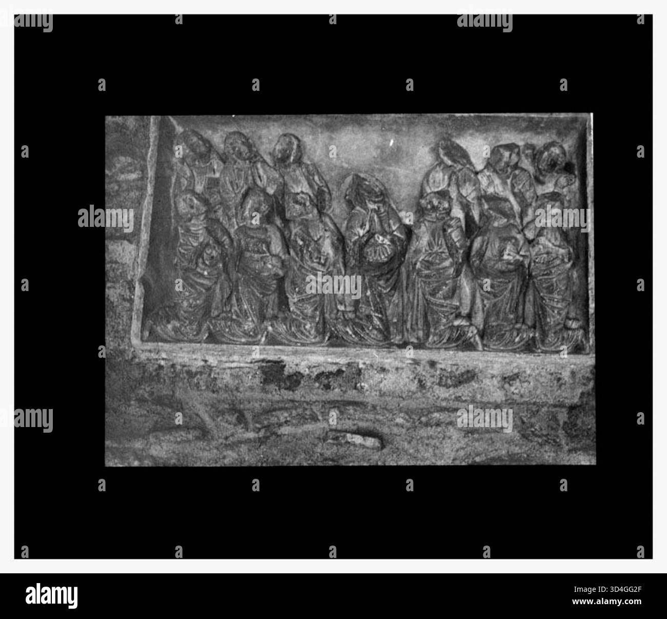 Rilievo raffigurante un tema religioso nel chiostro della Cattedrale di Elna. Questo pezzo artistico mette in mostra il design ecclesiastico e il significato storico. Antoni Gallardo i Garriga (1933-09) Fons Antoni Gallardo i Garriga Foto Stock