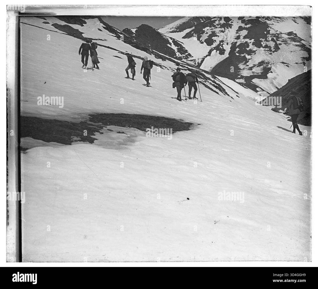 Questa fotografia mostra un gruppo di alpinisti su una pista innevata, scattata da Antoni Bartumeus i Casanovas tra il 1897 e il 1925. L'immagine ritrae l'avventura alpina e le attività invernali in montagna in Catalogna. Foto Stock