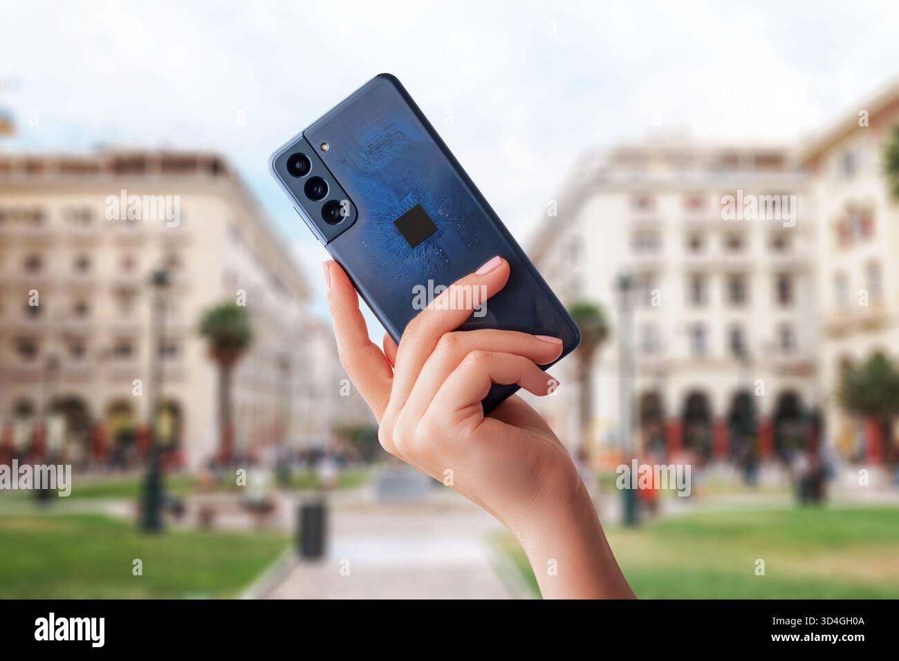 Smartphone portatile femminile con chip elettronico visibile e design dei circuiti, che rappresenta tecnologia mobile, comunicazione, innovazione e digitale Foto Stock